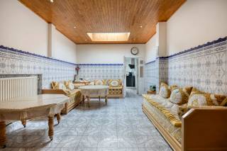 Welkom in deze indrukwekkende woning in hartje Sint-Niklaas, een eigendom op een absolute toplocatie. Wat ooit twee aparte woningen waren, vormt vandaag één gigantisch huis met een ruimtelijk gevoel dat u zelden terugvindt in het stadscentrum.<br />De woning telt liefst zes volwaardige slaapkamers en een knap afgewerkte zolder die nog extra mogelijkheden biedt. Daarnaast geniet u van meerdere leefruimtes, waardoor elk gezinslid zijn eigen plek vindt en u alle vrijheid krijgt om de indeling naar uw hand te zetten. Twee badkamers verhogen het dagelijkse comfort aanzienlijk, zeker voor een groot of druk gezin.<br />Op vlak van energie scoort de woning sterk met een EPC-label C en 14 cm dakisolatie, wat zich vertaalt in een aangenaam en zuinig wonen. De rolluiken zorgen voor extra comfort en privacy, terwijl de inpandige garage een echte troef vormt in een stad waar parkeerplaats kostbaar is.<br />Bovendien is deze woning volledig asbestveilig en bevat ze nul asbestmaterialen, een belangrijke geruststelling voor wie zorgeloos wil instappen. De centrale ligging brengt scholen, winkels en het bruisende stadsleven binnen handbereik.<br />Kortom, dit is een huis dat ruimte, comfort en zekerheid combineert, ideaal voor iedereen die droomt van een royale gezinswoning op een onklopbare locatie.<br />Bel of mail ons voor een afspraak op het nummer: 052/46.38.03 of info@uw-huis.be en wie weet tot binnenkort!<br />