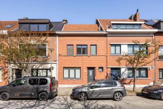 Locatie

Gelegen in een rustige en residentiële straat in Wilrijk, geniet deze woning van een bijzonder praktische ligging. Op korte afstand bevindt zich het centrum van Wilrijk (De Bist) met een ruim aanbod aan winkels, supermarkten, scholen en horecazaken. Voor ontspanning en groen liggen zowel Park Den Brandt als het Middelheimpark vlakbij, ideaal voor wandelingen en recreatie. De bereikbaarheid is een extra troef, met vlotte verbindingen naar Antwerpen-centrum, belangrijke invalswegen en de E19. Openbaar vervoer is eveneens aanwezig in de nabije omgeving. Deze locatie combineert een aangename woonomgeving met alle dagelijkse voorzieningen binnen handbereik.

Indeling

Deze jaren ’50-woning met charmante gevel betreedt u via de inkomhal, waar zich tevens een apart gastentoilet bevindt. Vanuit de hal heeft u toegang tot de woonkamer (ca. 30 m²), met natuurlijke lichtinval langs zowel de voor- als achtergevel. Aansluitend bevindt zich een aparte keuken met rechtstreekse toegang tot de tuin en het terras.

Op de eerste verdieping bevinden zich drie slaapkamers en een badkamer uitgerust met een douche. Daarnaast beschikt de woning over een ruime kelder, geschikt als bergruimte.

De woning heeft een praktische indeling en biedt tal van mogelijkheden binnen de bestaande structuur. Bovendien zijn er uitbreidingsmogelijkheden naar de zolderverdieping, wat extra woonruimte kan opleveren.