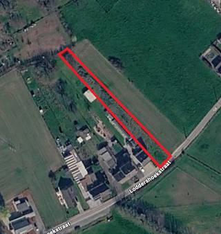 Op een zeer rustige locatie, gelegen in de landelijke deelgemeente Wambeek (Ternat), vind je deze bouwgrond met een oppervlakte van 11a 73ca. De grond maakt deel uit van een niet-vervallen verkaveling met volgende bouwvoorschriften: de grond heeft een breedte van 13,25m. Men dient een bouwvrije strook van 4m te hanteren wat neerkomt op +/- 9 gevel op een diepte van 15m op het gelijkvloers - op de verdieping een maximum diepte van 10m en een minimum diepte van 8m. Bijkomend dient men de dakhelling te volgen van de linker buur wat betekent dat men nog een zoldervolume heeft waar bijkomend kamer(s) kunnen gecreëerd worden. Men dient het gabarit (lees: bouwvolume) te volgen van de linker buur. U zoekt rust en wenst een woning naar uw goesting waar thuiskomen een verademing is? Dan kan dit uw woonplek worden. Voor bijkomende info, aarzel niet ons te contacteren via affligem@immoaccenta.be.