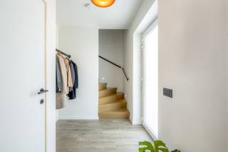 Maak uw bezoek aan ons nog eenvoudiger! Vul alstublieft vooraf de huurdersfiche in en stuur deze naar verhuur@vastgoeddemeyer.be. Wij nemen daarna contact met u op om een afspraak ter plaatse te plannen. U kunt de fiche vinden onder de downloads. Alvast bedankt!<br /><br />Deze prachtige, moderne en energiezuinige gezinswoning bevindt zich te Wakken (Dentergem), in de rustige woonwijk Ter Plancken 15. De woning is gelegen op een perceel van 435 m² en bevindt zich op korte afstand van bakker, slager, school, winkels, enz.<br /><br />U komt binnen via de inkomhal met apart gastentoilet. Eens de ruime en lichtrijke leefruimte binnengekomen, geniet u dankzij de grote raampartijen van een aangenaam en ruimtelijk gevoel. Aansluitend bevindt zich de open, volledig ingerichte keuken met kookeiland. Deze is uitgerust met kookplaat, dampkap, 2 combi-ovens, dubbele spoelbak, koelkast en vaatwasser. Vanuit de leefruimte en keuken is er rechtstreeks toegang tot de tuin. Verder is er op het gelijkvloers nog een praktische berging/wasplaats met aansluiting voor wasmachine en droogkast.<br /><br />Het verdiep omvat 3 ruime slaapkamers en een prachtige, volledig afgewerkte badkamer met dubbele lavabo met meubel, inloopdouche en toilet. Tot slot is er nog een geïsoleerde zolder, bereikbaar via een vouwtrap.<br /><br />De woning beschikt over een zongerichte, kindvriendelijke tuin met gezellig overdekt terras en ruime tuinberging. Dankzij de verschillende terrassen kan u op elk moment van de dag genieten van de zon. Tevens is er een ruime carport voorzien.<br /><br />PLUSPUNTEN:<br />* RUSTIGE WOONWIJK<br />* KWALITATIEVE WONING<br />* ENERGIEZUINIG<br />* PERFECT INSTAPKLAAR<br />* ZONNEPANELEN