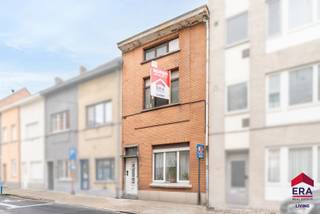 <p><strong>Ben je op zoek naar een ruime woning met 6 slaapkamers, 3 badkamers, 2 keukens en tal van mogelijkheden in het centrum van Aalst? Gevonden!</strong><br />In een rustige straat, pal in het centrum van Aalst, vind je deze verrassend grote en polyvalente woning met maar liefst 257 m² bewoonbare oppervlakte. Dankzij het gunstige EPC-label B en de vernieuwde condensatieketel uit 2023 combineert deze eigendom ruimte met energiezuinig comfort. De indeling maakt deze woning ideaal voor grote gezinnen, samengestelde gezinnen of een kangoeroewoning, maar is bovendien ook bijzonder interessant voor investeerders die op zoek zijn naar een eigendom met verhuurpotentieel, co-housingmogelijkheden of een combinatie van wonen en investeren.</p>

<p>Op het gelijkvloers kom je binnen via een inkomhal die toegang biedt tot een eerste woonkamer van 25m² en een tweede leefruimte met aansluitende keuken, samen goed voor 47m². Verder vind je hier nog een badkamer, een apart toilet en een stadstuintje. Een absolute troef is de extra opslagplaats van ongeveer 30 m², die perfect kan dienen als atelier, hobbyruimte, stockage of zelfs uitbreiding van de woonfunctie. De eerste verdieping telt drie volwaardige slaapkamers van 19m², 18m² en 12m², samen met een tweede badkamer. Op de tweede verdieping bevindt zich een tweede keuken met aansluitend een derde badkamer, aangevuld met een ruimte van 19 m² die kan dienen als extra woonkamer, maar evengoed als vierde slaapkamer. Tot slot is er op de zolderverdieping nog een vijfde slaapkamer van maar liefst 23 m², die eventueel kan opgesplitst worden naar een zesde slaapkamer.</p>