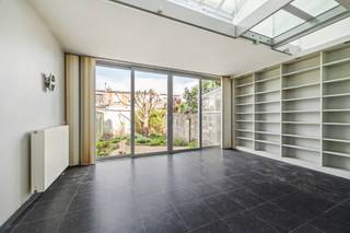 Authentieke art-deco woning met stadstuin
Locatie:
Gelegen in Antwerpen, net ten zuiden van het stadscentrum, bevindt deze woning zich op een vlot bereikbare locatie met winkels, scholen en openbaar vervoer in de directe omgeving.
Indeling:
Achter de charmante art-deco gevel schuilt een ruime woning met een aangename flow. Via de inkomhal komt u in de lichtrijke leefruimte met open keuken, waar grote raampartijen zorgen voor een mooie connectie met buiten. Achteraan geniet u van een aangename stadstuin van ca. 60 m².
Op de eerste verdieping bevindt zich een ruime slaapkamer met ingemaakte kasten, een dressing en een badkamer met douche, lavabo en toilet. De mezzanine biedt extra ruimte die perfect kan dienen als bureau of ontspanningsplek.
De bovenverdieping telt momenteel twee volwaardige slaapkamers, met de mogelijkheid om extra kamers te creëren. Een bijkomend toilet zorgt hier voor extra comfort.
Troeven:
Karaktervolle art-deco gevel
EPC B – energiezuinig
Mogelijkheid tot meerdere slaapkamers
Mezzanine met polyvalente invulling
Stadstuin van ca. 60 m²
Centrale ligging in Antwerpen
Technisch:
EPC label B (194 kWh/m²). Elektriciteit conform. Verwarming op gas met centrale verwarming en dubbele beglazing.
Stedenbouwkundige inlichtingen in aanvraag
Koopt u als enige en eerste woning? Dan geniet u van het verlaagde tarief van 2% verkooprechten.
Voor meer informatie of een gratis waardebepaling?
03/345.88.99.
