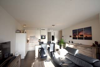 PLAN UW BEZOEK VIA ONZE WEBSITE: WWW.IMMOBOSS.BEDit lichtrijk appartement met ruim terras (bouwjaar 2012) is gunstig gelegen nabij invalswegen...