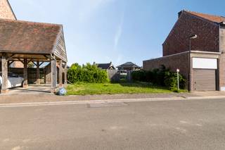 Vous êtes à la recherche d’un bel emplacement pour construire votre propre maison ? Ce terrain à bâtir vous offre une excellente opportunité...