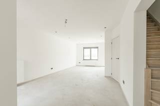 <p>Gelegen aan de Steenweg op Kleine Brogel in Kaulille, vinden we deze charmante en volledig gerenoveerde gezinswoning terug. Met een bewoonbare oppervlakte van 155 m² biedt het huis een ideale setting voor gezinnen die op zoek zijn naar een harmonieuze levensstijl. Deze woning, gebouwd in 1973, maar ondertussen volledig gestript en opnieuw opgebouwd heeft de charme van zijn tijd behouden, terwijl het ook ruimschoots voorzien is van moderne gemakken. De indeling omvat een inkomhal, een ruime woonkamer, met aansluitend een open keuken, een berging gelijkvloers en een slaapkamers/hobbyruimte gelijkvloers.<br /><br />Op de verdieping zijn nog 3 slaapkamers voorzien, en een badkamer.<br /> </p>
<p>Deze gezinswoning is een ideale plek voor wie op zoek is naar comfort en ruimte in een warme, uitnodigende omgeving.</p>
<p>Neem de tijd om deze woning zelf te ervaren en laat u verrassen door de mogelijkheden die het biedt. Neem gerust contact met ons op voor meer informatie of om een bezichtiging in te plannen. Wij staan voor u klaar om u te helpen bij het vinden van uw nieuwe thuis.</p>
