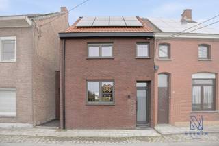Leuke, gerenoveerde woning te huur. (wordt onbemeubeld verhuurd)<br />Bij het binnengaan van de woning kom je in de inkomhal met ingemaakte kasten aan de linkerkant, waar ook de technische installaties netjes zijn weggewerkt. Aansluitend bevindt zich een apart gastentoilet en is er toegang tot de kelder.<br /><br />Verder kom je in de lichtrijke leefruimte met een open, volledig uitgeruste keuken voorzien van alle moderne toestellen. Vanuit de leefruimte geniet je van een mooi zicht op de verzorgde tuin met terras.<br /><br />De badkamer is uitgerust met een ligbad, douche en dubbele lavabo. Daarnaast is er een aparte, ruime wasplaats voorzien voor een wasmachine en droogkast, hier zit ook de condenserende ketel op de gas. <br /><br />Op de eerste verdieping is er een grote slaapkamer, een bureel/dressing, evenals een extra apart toilet. Via een vaste trap bereik je de tweede slaapkamer.<br /><br />Vooraan naast de woning kan een fiets worden geplaatst. <br /><br />PLUSPUNTEN:<br />+ EPC A<br />+ Volledig gerenoveerd<br />+ Mooie kwalitatieve materialen