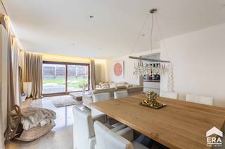 Ben je op zoek naar een ruime villa (258 m²) met 4 slaapkamers, 2 badkamers, tuin en een dubbele garage in een kindvriendelijke buurt? Gevonden!In...