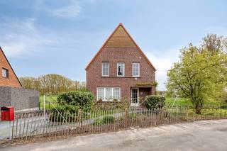 <p>Deze instapklare gezinswoning in Ninove ligt in een doodlopende straat en is doorheen de jaren zorgvuldig vernieuwd, waardoor ze onmiddellijk bewoonbaar is zonder renovatieverplichting en met conforme elektriciteit. De woning combineert comfort, ruimte en een aangename ligging met landelijk uitzicht aan het terras en vanuit de leefruimte.</p><p></p><p>Via de inkomhal betreedt u de lichtrijke leefruimte met eetplaats en een open, volledig geïnstalleerde keuken die het hart van de woning vormt. Deze leefruimte geniet van een aangename indeling en directe connectie met het terras, waar u kan ontspannen met zicht op de groene omgeving.</p><p>Op de eerste verdieping bevinden zich twee volwaardige slaapkamers, aangevuld met een extra ruimte die perfect dienst kan doen als bureau of berging. De vernieuwde badkamer is uitgerust met een dubbele wastafel, inloopdouche en toilet en straalt hedendaags comfort uit.</p><p></p><p>Daarnaast beschikt de woning over een zolder en een volledige onderkeldering, wat zorgt voor bijzonder veel stockageruimte en praktische mogelijkheden. De rustige ligging in Ninove maakt dit een ideale gezinswoning voor wie op zoek is naar comfort, ruimte en een instapklare woonoplossing.</p><p></p><p>Contacteer ons gerust voor een bezoek en ontdek zelf de rust van deze woning.</p>