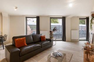 Cet appartement prêt à emménager de 76 m² est situé dans un complexe résidentiel bien entretenu sur la Burggravenlaan. Grâce à sa situation à l'arrière et en angle, l'appartement bénéficie d'une lumière très agréable et en même temps d'un environnement calme et abrité loin de la rue.<br /><br />L'espace de vie est spacieux et lumineux et est directement relié à la terrasse d'environ 14 m². La cuisine ouverte est meublée de manière pratique et s'intègre parfaitement dans l'espace de vie.<br /><br />L'appartement dispose de deux chambres, d'une salle de bains, de toilettes séparées et d'une grande pièce de rangement. Grâce à son bon état, l'appartement est entièrement prêt à emménager et ne nécessite aucun investissement direct.<br /><br />De plus, l'appartement dispose de places réservées aux vélos.<br /><br />L'emplacement est très agréable : vie calme à l'arrière de la parcelle, tout en étant à une courte distance du centre de Gand, de la gare de Gand-Saint-Pierre, des magasins, des restaurants, des transports en commun et des principales routes d'accès.<br /><br />Disponible immédiatement. <br /><br />Registre des mesures: non