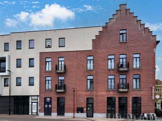 Appartement op het 3e verdiep met ruime inkomhal; afzonderlijke WC; lichtrijke living met open keuken ingericht met afwasbak, kookplaat,...