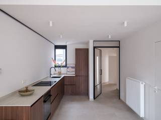 <strong>Centrum Gent – Luxueus en lichtrijk 2-slaapkamerappartement met EPC A-score</strong><br /><br />Dit <strong>volledig gerenoveerde</strong> appartement van <strong>ca. 100 m² </strong>bevindt zich op de <strong>vierde verdiepin</strong>g van een <strong>kleinschalige residentie </strong>in het hart van Gent, <strong>tussen de Vlaanderenstraat en de Kuiperskaai</strong>. Dankzij deze centrale ligging geniet u van een <strong>uitstekende bereikbaarheid</strong> nabij Gent Zuid, de Kouter en het historische stadscentrum.<br /><br />Het appartement maakt deel uit van een <strong>kwalitatief renovatieproject</strong> met slechts vijf entiteiten. De beperkte schaal van het gebouw zorgt voor extra privacy, een <strong>eenvoudig beheer en lage gemeenschappelijke kosten.</strong><br /><br />De <strong>renovatie werd in 2026 uitgevoerd </strong>met oog voor energie-efficiëntie, onder meer dankzij <strong>privatieve zonnepanelen</strong>, en hoogwaardige materialen zoals parketvloeren, stalen binnendeuren en blokdeuren. Het resultaat is een instapklaar appartement met een tijdloze afwerking, een <strong>EPC A-score van 55 kWh/m² </strong><br /><br />Met <strong>ca. 100 m² bruikbare vloeroppervlakte</strong> bied het appartement een aangename woonbeleving in het hart van de stad. De lichtrijke leefruimte, twee volwaardige slaapkamers en stijlvolle keuken en badkamer zorgen voor een praktisch ontwerp met oog voor esthetiek en comfort. <br /><br /><strong>Dankzij het EPC-label A, de privatieve zonnepanelen, de aanwezigheid van een lift en de lage gemeenschappelijke kosten vormt dit appartement een bijzonder energiezuinige en zorgeloze woonopportuniteit op een toplocatie in Gent.</strong><br /><em>(opmaak aandeel kosten opmeting en basisakte ten laste van de koper)</em>