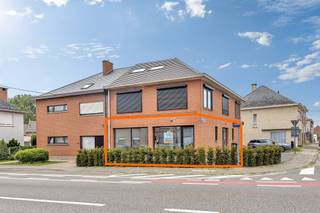 <p>Bent u op zoek naar <strong>een instapklaar appartement</strong> op een centrale ligging? Dan is dit<strong> volledig gerenoveerde appartement</strong> in Liedekerke zeker een bezoek waard! Het appartement beschikt over een aparte inkomhal die toegang biedt tot de ruime en lichtrijke leefruimte met open, volledig ingerichte keuken. Verder omvat het appartement een nachthal,<strong> twee volwaardige slaapkamers</strong>, een moderne badkamer uitgerust met een douche, dubbele lavabo en toilet, evenals een praktische berging. Een absolute troef is<strong> het ruime terras </strong>waar u in alle rust kunt genieten van het buitenleven. Daarnaast beschikt het appartement over maar liefst<strong> twee private autostaanplaatsen.</strong> Het gebouw omvat slechts twee appartementen, waardoor er geen syndicuskosten zijn. Bovendien wordt er verwarmd op aardgas en zorgt <strong>de aanwezige airco in de leefruimte</strong> voor extra comfort tijdens warme dagen. Dankzij de centrale ligging bevindt u zich op korte afstand van het centrum van Liedekerke, winkels, openbaar vervoer en andere voorzieningen. Maatregelenregister en stedenbouw in aanvraag.</p>