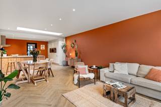 Deze instapklare woning combineert een hoogwaardige, stijlvolle afwerking met hedendaags wooncomfort en geniet van een rustige, maar uiterst centrale ligging in de groene rand van het centrum van Brasschaat. Scholen, winkels, openbaar vervoer en natuur bevinden zich op wandel- en fietsafstand – een ideale thuisbasis voor wie comfort en bereikbaarheid wil verenigen.<br />Bij het betreden van de woning wordt u meteen verwelkomd door de charmante inkomhal, voorzien van een gastentoilet en vestiaire. Van hieruit bereikt u de ruime en lichtrijke leefruimte, waar een lichtstraat en grote raampartijen zorgen voor veel natuurlijke lichtinval en een prachtig zicht op de tuin.<br />De open, volledig ingerichte keuken is een absolute eyecatcher en uitgerust met kwalitatieve inbouwtoestellen zoals een koffiemachine, oven, vaatwasser en gasfornuis. Het royale eeteiland en het overvloedige kastenwerk maken deze keuken erg handig in gebruik.<br />Verder op het gelijkvloers bevinden zich een vernieuwde badkamer met ligbad en dubbel lavabomeubel, evenals de inpandige garage met automatische sectionaalpoort en rechtstreekse toegang tot de achtertuin.<br />Op de eerste verdieping geeft de nachthal, voorzien van ingemaakte kasten en een apart toilet, toegang tot drie ruime slaapkamers (ca. 10 m², 17 m² en 10 m²), afgewerkt met laminaatvloer en rolluiken.<br />De tweede verdieping herbergt de royale en lichtrijke masterbedroom van maar liefst 36 m², uitgerust met ingemaakte kasten en airconditioning. Aansluitend bevindt zich de ensuite design badkamer met lavabomeubel en moderne inloopdouche.<br />Achteraan de woning geniet u van een verzorgde, zonnige tuin met een groot terras, dewelke een oase van rust en privacy biedt!<br /><br />Deze woning beschikt over volgende troeven:<br />- Elektriciteit conform - Asbestveilig - Airco - Isolerende beglazing ...<br /><br />Laat u verrassen door de ruime indeling, het overvloedige licht en de kwalitatieve afwerking.