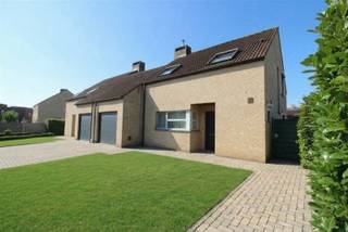 Heel veel troeven heeft deze ruime gezinswoning! Eerst en vooral de ligging: enorm kindvriendelijk, in een doodlopende straat met speelplein. In...