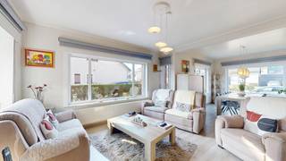 Deze halfopen bebouwing is gelegen in een rustige woonomgeving in Heist en biedt een praktische indeling met voldoende ruimte en mogelijkheden.Via de...