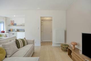Looking for real estate in Essen? Be sure to read on.<br /><br />1st floor:<br />- Entrance hall on laminate flooring with built-in cloakroom cupboards<br />- Living room (approx. 24m²) on laminate flooring with front balcony <br />- New kitchen (approx. 10m²), equipped with an induction stove with integrated extraction system, sink, dishwasher, combi oven, refrigerator, freezer and plenty of storage cupboards<br />- 2 bedrooms (approx. 15-10m²) <br />- New bathroom (approx. 6m²), furnished with a walk-in shower, sink with matching furniture. There is also a connection for washing and drying machines<br />- Separate toilet with hand washer <br />- Terrace (approx. 24m²) <br />- Front balcony<br /><br />Miscellaneous:<br />- Complete renovation in 2026 (floors, bathroom, kitchen, toilet,...)<br />- Rear garage box (approx. 16m²)<br />- Communal bicycle shed<br />- Natural gas central heating<br />- No common costs! <br />- Compliant electrical report <br />- Centrally located in Essen <br /><br />Register of measures: no