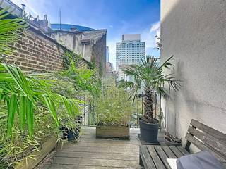 Schaarbeek: Ontdek dit moderne appartement in Schaarbeek. Dit appartement, gebouwd in 2021, is een ideale woonst voor wie comfortabel en centraal wil wonen. <br /><br />Gelegen in een stedelijke omgeving met winkels, horeca en goede verbinding met het stadscentrum en het openbaar vervoer (station Brussel-Noord).<br /><br />Indeling: <br />- Lichtrijke woonkamer met aansluitende keuken en toegang tot het terras aan de voorzijde<br />- Keuken met aansluitende praktische bergruimte<br />- Nachthal met apart toilet en berging<br />- 1 slaapkamer<br />- Uitgeruste badkamer<br /><br />Extra troeven:<br />- Terras aan de voorzijde (4m²)<br />- Extra terras aan de achterzijde (9m²)<br />- Privatieve kelder<br />- Parkeerplaats in de ondergrondse garage <br /><br />Huurprijs en kosten: totale maandelijkse kost van € 1.150.<br />De huurprijs bedraagt € 1050 per maand, met een provisie van € 100 per maand voor de gemeenschappelijke kosten van het gebouw. Alle individuele verbruikskosten, waaronder gas, water, elektriciteit en internet, zijn afzonderlijk ten laste van de huurder.<br /><br />Ligging en omgeving:<br />Het appartement bevindt zich in de Vooruitgangsstraat in Schaarbeek, op een strategische locatie in het Brusselse stadsweefsel. De buurt biedt een mix van winkels, handelszaken, eetgelegenheden en openbaar vervoer. Ook het stadscentrum, het station Brussel-Noord en de omgeving van Tour & Taxis zijn vlot bereikbaar. De nabijheid van belangrijke verbindingswegen en openbaar vervoer maakt dit appartement interessant voor wie in Brussel werkt of zich regelmatig door de stad verplaatst.<br /><br />Interesse in dit pand? Dien vandaag nog uw kandidatuur in via Dewaele.com!