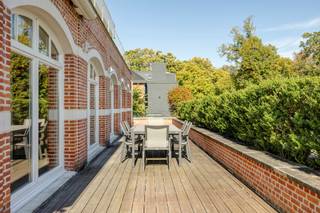 <p><span><strong>KANTOORLOFT MET UNIEK ZICHT OP DE SCHOTENSE VAART – SCHOTENHOF<br /></strong>Woont u in Schoten, Schilde of ’s-Gravenwezel en hebt u genoeg van het pendelen naar uw kantoor in de stad? Bent u op zoek naar een nieuwe, instapklare én exclusieve werkomgeving?</span></p>
<p><span><strong><br />LOCATIE &amp; OMGEVING</strong></span><br /><span><strong>Immo Point VANDAELE</strong> stelt deze instapklare kantoorloft op een absolute toplocatie in Schotenhof voor.</span><br /><span><strong>* Toplocatie:</strong> Aan de rand van Schotenhof, vlak bij belangrijke invalswegen én het centrum van Schoten.</span><br /><span><strong>* Uniek zicht:</strong> Vanuit de volledige loft geniet u van een uniek panoramisch zicht op het water.</span></p>
<p><span><strong><br />INDELING VAN DE KANTOORLOFT<br /></strong><strong>* Statige inkomhal:</strong> De inkomhal van het gebouw zet onmiddellijk de juiste professionele toon.</span><br /><span><strong>* Rechtstreekse lift:</strong> De lift komt rechtstreeks uit in de loft zelf. Goed om te weten: de inkomhal en lift worden enkel en alleen gedeeld met de bovenliggende loft.</span><br /><span><strong>* Representatieve receptie:</strong> Bij het betreden van de loft wordt u verwelkomd in een stijlvol en presentabel onthaal.</span><br /><span><strong>* Landschapskantoor:</strong> Het onthaal geeft toegang tot een doordacht ingedeeld en lichtrijk landschapskantoor.</span><br /><span><strong>* Directiekantoren:</strong> Voor het management zijn er twee fraaie, afzonderlijke kantoren voorzien.</span><br /><span><strong>* Ontvangstruimte en vergaderzaal:</strong> Klanten en partners worden in alle comfort ontvangen in de mooie ontvangstruimte en de aparte vergaderzaal.</span><br /><span><strong>* Sanitair:</strong> Uiteraard beschikt de loft over een discreet opgesteld sanitair gedeelte.</span><br /><span><strong>* Keuken met terras:</strong> De ingerichte keuken met toegang tot het ruime terras maakt het plaatje compleet.</span></p>
<p><span><strong><br />KORTOM</strong></span></p>
<p><span>* Gelegen op een absolute toplocatie.</span></p>
<p><span>* Volledig instapklare kantoorloft.</span></p>
<p><span>* Uniek en rustgevend zicht op het water vanuit de volledige loft.</span><br /><br /><span><strong><br />BEWOONBARE OPPERVLAKTE<br /></strong>De vermelde “bewoonbare oppervlakte” is gebaseerd op de “bruikbare vloeroppervlakte” zoals vermeld in het EPC.<strong><br /></strong></span></p>