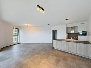 Dit lichtrijke appartement met zicht op het water (nieuwbouw 2023) aan het Robert Vekemansplein in Boom combineert comfortabel wonen met een uitstekende ligging. Dankzij de grote raampartijen geniet de ruime woonkamer de hele dag door van een aangename, natuurlijke lichtinval.<br /><br />Indeling:<br />- Inkomhal<br />- Woonkamer met open keuken (voorzien van alle comfort)<br />- Terras (9,2 m²) Zuidoriëntatie<br />- Berging met aansluiting wasmachine en droogkast<br />- Apart toilet<br />- Badkamer met inloopdouche en dubbele lavabo<br />- Slaapkamer 1 (11 m²)<br />- Slaapkamer 2 (8 m²)<br /><br />Extra troeven:<br />- Energiezuinig appartement (BEN), met vloerverwarming op aardgas en waterstof<br />- 4 private zonnepanelen<br />- Ondergrondse autostaanplaats <br />- Privatieve Kelderberging<br />- Lift<br />- Gemeenschappelijke fietsenstalling <br />- Bringme Box<br /><br /><br />Locatie: Dit appartement staat te huur in Boom en is gelegen in het project Brig aan de Rupeldijk. Het centrum van Boom bevindt zich op wandelafstand alsook het recreatiedomein De Schorre. Ook is er een Jumbo op wandelafstand.<br />Via de A12 en E19 heeft u bovendien een vlotte verbinding met Antwerpen, Brussel en Mechelen.<br /><br />De maandelijkse vaste kosten bedragen 100 euro per maand voor de kosten van de gemene delen en het gasverbruik voor de privatieve verwarming.<br /><br />Bent u geïnteresseerd in dit appartement te huur in Boom?<br />Aarzel dan niet om een bezoekaanvraag in te dienen via onze website via de daar voorziene rode balk.<br /><br />Wenst u uw eigendom ook te koop of te huur te stellen? We helpen u graag verder. Steeds tot uw dienst om u verder te helpen met al uw vragen over vastgoed.