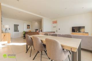 <p><span><span>Op de Varentstraat te Buggenhout bevindt zich deze charmante en gerenoveerde woning (2019) met een uitstekende ligging.</span></span></p><p><span><span> </span></span></p><p><span><span>Bij het binnenkomen wordt u meteen verwelkomd in de open leefruimte waar authenticiteit en moderniteit samenkomen. De open keuken vormt het hart van de woning en springt in het oog dankzij het keukeneiland, vervaardigd uit de originele cafetoog. Aansluitend vindt u voldoende ruimte voor een gezellige zithoek en eetplaats. Verder is er op het gelijkvloers ook een gastentoilet aanwezig. Achteraan de woning bevindt zich een bijzonder ruime bergruimte van ca. 30 m², die tal van mogelijkheden biedt. Dankzij een extra aparte uitgang naar de straatkant is deze ruimte ook uitermate praktisch voor het stallen van fietsen en het plaatsen van vuilnisbakken.</span></span></p><p><br /><span><span>Op de eerste verdieping treft u een prachtig afgewerkte badkamer, uitgerust met ligbad, douche, dubbele wastafel en toilet. </span></span><br /><span><span>Verder zijn er twee ruime en lichtrijke slaapkamers die zorgen voor een aangename nachtrust.</span></span></p><p><span><span> </span></span></p><p><span><span>De tweede verdieping bevindt zich een derde slaapkamer en een grote opbergruimte die eenvoudig kan worden omgevormd tot vierde ruime slaapkamer, ideaal voor grotere gezinnen of wie extra ruimte wenst voor een bureau of hobbykamer.</span></span></p><p><span><strong>EPC label D - geen renovatieplicht!</strong></span></p><p><span><strong>BEZOEKDAG 15/04!</strong></span></p><p> </p><p><span><span>Kortom, deze woning is een unieke opportuniteit voor wie op zoek is naar een instapklare woning met karakter en ruimte op een toplocatie.</span></span></p><p><span><strong>Contacteer ons via </strong></span><span><strong><u>info@immotwins.be</u></strong></span><span><strong> - </strong></span><span><strong><u>rhune@immotwins.be</u></strong></span><span><strong> of bel naar 052/55.55.55 voor meer informatie of een bezoek.</strong></span></p>