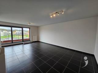 Centraal gelegen en zonnig appartement met leuk uitzicht. Vlak bij openbaar vervoer en winkels.Er is een aparte inkom met plaats voor een vestiaire,...