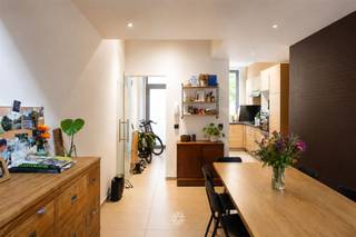 Gent - Gebroeders de Smetstraat: Ben je op zoek naar een leuke, gemeubelde rijwoning met binnenkoer te huur in Gent? Dan is dit pand mogelijk...