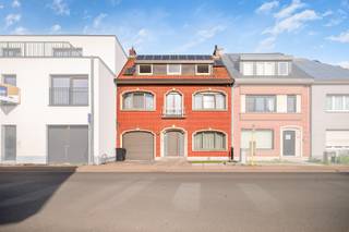 In het hart van Burcht ontvouwt zich deze mooi gerenoveerde woning (2023) met een bewoonbare oppervlakte van maar liefst 256 m² en een zeldzame gevelbreedte van 9 meter. Een eigendom waar ruimte, energiezuinigheid en hedendaags wooncomfort samenkomen in een verfijnd geheel.<br />De woning biedt plaats aan zes volwaardige slaapkamers en drie stijlvolle badkamers, aangevuld met drie toiletten, een praktische wasruimte en een ruime, droge kelder. De inpandige garage met sectionale poort en oprit zorgen voor optimaal gebruiksgemak.<br />Technisch is deze woning volledig futureproof: een EPC-score B (165), 20 zonnepanelen met groenestroomcertificaten tot 2031, conforme elektriciteit, hoogrendementsglas, doorgedreven isolatie (12 cm + spouwmuur) en een combinatie van gasverwarming en airco garanderen een energiezuinig en comfortabel binnenklimaat. Bovendien is de woning asbestveilig en uitgerust met een alarminstallatie.<br />De buitenruimte is een ware oase van rust en luxe: een volledig omheinde tuin met onderhoudsvriendelijk kunstgras, een verwarmd zwembad, een sfeervolle vijver en een veranda die naadloos binnen en buiten verbindt. De praktische achteruitweg voor fietsen vormt een extra troef.<br />Een instapklare en uitzonderlijk complete woning waar architectuur, comfort en duurzaamheid perfect in balans zijn. Conctacteer ons voor een bezoek.