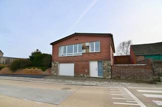 In een landelijke groene omgeving bevindt zich deze ruime alleenstaande woning boordevol potentieel. Dankzij de vele lichtpartijen geniet de...