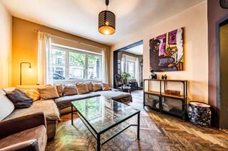 Bezoek deze woning exclusief aanstaande zondag 13 september tijdens onze open dag van 15.00 tot 16.00 uur. Kom gerust een kijkje nemen – met of zonder afspraak. Sint-Gillis – Ideaal gelegen tussen het Albertplein en het Van Meenenplein in een rustige straat, op een steenworp afstand van het Vorstpark en dicht bij alle voorzieningen (openbaar vervoer, winkels, scholen, restaurants, enz.). We Invest biedt dit prachtige gelijkvloerse appartement aan in een kleinschalig, goed onderhouden gebouw. Het appartement beschikt over een inkomhal, woonkamer, eetkamer, volledig uitgeruste open keuken, twee slaapkamers (waarvan één met toegang tot de binnenkoer), een werkkamer (momenteel ingericht als derde slaapkamer), een doucheruimte en een kelder. EPC-score: G. Beschikbaar bij het verlijden van de akte. Wacht niet te lang met een bezoek! 02 217 22 91. Meer zien? Ontdek alle woningen die op 13 september exclusief te bezichtigen zijn → https://weinvest.be/fr-BE/search?at=Bruxelles&c=4.35121%2C50.8551&t=place&exclusive=1&src=seo-landing