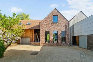 <p>Karaktervolle herenwoning met kantoorfunctie + een extra achterliggende casco-nieuwbouwwoning met grote tuin uitgevend op groen, een uitzonderlijk potentieel, gelegen op enkele minuten van het centrum van Oudenaarde. Deze eigendom biedt een superopportuniteit voor kangoeroewonen.</p><p>INDELING woning: charmante inkomhal, verschillende karakter- en sfeervolle leef- en bureauruimtes, volledig geïnstalleerde open keuken, 5 volwaardige slaapkamers, 2 badkamers met zowel douche als ligbad, 3 toiletten, wasplaats, kelder en een ingerichte zolder. <br />De woning is voorzien van centrale verwarming op gas, muurverwarming, dubbele beglazing en zonnepanelen. Bovendien is er bijkomend airco aanwezig.</p><p>Een absolute troef is de aanwezigheid van een casco nieuwbouwwoning met grote raampartijen achterliggend, die volledig naar eigen smaak kan worden afgewerkt. Grote tuin met zicht op groen. Tussen beide gebouwen bevindt zich een gezellige binnenplaats met terras en parkeergelegenheid voor meerdere wagens.</p><p>Buiten geniet je van een uitzonderlijk ruime en zonnige tuin (zuidoost georiënteerd) met een oppervlakte van maar liefst 2.015 m² en een praktische uitweg achteraan.</p><p>Voor wie is dit pand ideaal?<br />♦ Voor zelfstandigen of vrije beroepen die wonen en werken willen combineren op één locatie.<br />♦ Voor grote (nieuw-samengestelde) gezinnen (co-housse) die op zoek zijn naar ruimte, karakter en uitbreidingsmogelijkheden in een groene omgeving.</p><p>Te koop via Immo Beguin, jouw vastgoedexpert sinds 2009. Met kantoren in Ronse, Waregem, Kortrijk, Deinze, Doornik en Lessines.<br />✉️ emmy@immobeguin.be</p>