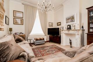 <p><span>Ruime en lichtrijke eengezinswoning met authentieke charme en hedendaags comfort</span></p><p><span>Deze prachtige en ruime eengezinswoning combineert hedendaags wooncomfort met authentieke elementen en charme. Dankzij de doordachte indeling, de lichtrijke ruimtes en de kwalitatieve afwerking vormt deze woning de ideale thuis voor wie op zoek is naar ruimte en comfort op een strategische locatie.</span></p><p><span>Bij het betreden van de woning komt u terecht in een verzorgde inkomhal die toegang biedt tot de leefruimte. Op het gelijkvloers bevindt zich een aangename en lichtrijke leefruimte, aansluitend een ruime eetkamer met een volledig ingerichte keuken. Vanuit de keuken bereikt u het gezellige terras, ideaal om te genieten van rustige momenten buiten.</span></p><p><span>Op de tussenverdieping bevindt zich een badkamer uitgerust met een ligbad, lavabo en toilet.</span></p><p><span>De eerste verdieping beschikt over twee ruime slaapkamers. Op de tweede verdieping vindt u de master bedroom met een aansluitende dressing en een tweede badkamer, wat zorgt voor extra comfort en privacy.</span></p><p><span>De derde verdieping, deels onder het dak, herbergt nog twee bijkomende slaapkamers en een derde badkamer met douche, lavabo en toilet, waardoor de woning bijzonder geschikt is voor grote gezinnen of voor wie extra ruimte wenst voor bureau of hobbyruimte.</span></p><p><span>Verder beschikt de woning over een praktische kelder met wasplaats en een garage waar twee wagens achter elkaar kunnen parkeren.</span></p><p><span>Op technisch vlak scoort de woning eveneens uitstekend dankzij een gunstig EPC-certificaat, dubbele en driedubbele beglazing, airco's, een waterverzachter, een gascondensatieketel en een recent geïsoleerde achtergevel.</span></p><p><span>De woning geniet bovendien van een strategische ligging, op korte afstand van de Europese instellingen, openbaar vervoer, belangrijke invalswegen en diverse parken.</span></p><p><span>Een unieke opportuniteit voor wie op zoek is naar een ruime, energiezuinige en karaktervolle woning op een toplocatie.</span></p>