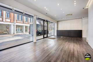 Welkom in het bruisende centrum van Hasselt, waar stadssfeer en charme hand in hand gaan. Aan de gezellige en levendige Aldestraat vind je dit instapklare opbrengsteigendom dat in 2013 volledig gerenoveerd werd met kwalitatieve materialen en oog voor detail.<br /><br />Deze building heeft maar liefst een gevelbreedte van 11 m, is gelegen op een perceel van 84 ca. en bestaat uit een commerciële ruimte en twee bovenliggende appartementen met aparte toegang. Het pand is volledig onderkelderd. Alle units zijn voorzien van aparte nutsvoorzieningen.<br /><br /><u>Een handelsruimte op de gelijkvloerse en 1ste verdieping - bewoonbare oppervlakte van ca. 150 m²:</u><br />Deze veelzijdige commerciële ruimte is verdeeld over twee verdiepingen en biedt alles voor een succesvolle zaak: een aparte opslagruimte, paskamers, een toilet én een kelder van 30 m². Het handelspand is momenteel vrij, dus je kan hier meteen van start gaan!<br /><br />Deze eigendom is ideaal voor ondernemers die op zoek zijn naar een karaktervol pand met rendement, op een toplocatie in het hart van Hasselt – omringd door boetieks, hippe handelszaken en een constant passerend publiek.<br /><br />Interesse of een bezoek plannen? Contacteer Valère Vangeel via 0472 323 424 of mail naar valere@vestio.com.