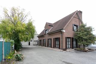 Woning met 3 kamers + loods op zichtbare locatie!Woning met achterliggende hangar/atelier te koop op Steenweg op Vilvoorde. Centrale locatie:...