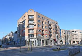 This apartment has a living area of ± 160 m². The entrance hall with guest toilet and cloakroom leads to spacious living room with sitting and...