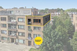 Kijkdag 01/08 - op afspraak!<br />Ruim en lichtrijk appartement met drie slaapkamers op een rustige ligging in Sint-Andries, op korte afstand van de Brugse binnenstad en alle dagelijkse voorzieningen. Met een bewoonbare oppervlakte van 102 m² biedt dit appartement verrassend veel ruimte en een praktische indeling. De leefruimte geniet van veel natuurlijk licht en sluit aan op de keuken met toegang tot het terras. Verder beschikt het appartement over drie volwaardige slaapkamers, een badkamer met ligbad en douchecombinatie en een afzonderlijk toilet. Dankzij de pvc-ramen met hoogrendementsbeglazing, het geïsoleerde platte dak en de individuele verwarming op aardgas (°2026 nieuwe condensatieketel) behaalt het appartement energielabel D waardoor er geen renovatieplicht geldt. Dit appartement vormt een uitstekende opportuniteit voor starters die ruim en betaalbaar willen wonen nabij Brugge, maar ook voor investeerders die op zoek zijn naar een interessante vastgoedinvestering. Het gebouw beschikt niet over een lift en het appartement is beschikbaar mits inachtneming van de huidige huurder. Mogelijkheid tot aankoop garage.<br />De vermelde prijs is een richtprijs. Elk bod hoger of lager dan de vermelde prijs wordt overgemaakt aan de eigenaar die zich het recht voorbehoudt om dit al dan niet te aanvaarden. EPC: 397 kWh/m²jaar (energielabel D) (Gvg, Wg, Gmo, Gvkr, Gvv) Ref. BR00490