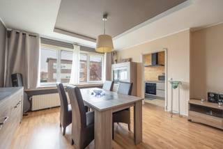 <strong>Appartement op de eerste verdieping, inclusief garage, nabij het centrum van Hoevenen!</strong><br /><br />Bent u op zoek naar <strong>appartement met potentieel</strong> in het centrum van Hoevenen?<br />Dan is dit <strong>appartement inclusief garage</strong> precies wat u zoekt!<br /><br /><strong>Indeling</strong><br />Via de gemeenschappelijke inkomhal bereiken we het appartement op de eerste verdieping. De <strong>private inkomhal</strong> geeft toegang tot de ruime <strong>leefruimte </strong>op laminaat, ingedeeld in een zit- en eethoek en voorzien van elektrische rolluiken.<br /><br />De <strong>volledig geïnstalleerde keuken</strong> is net vernieuwd en heeft enkel nog wat afwerking nodig.<br /><br />Verder vinden we een <strong>aparte berging</strong> met aansluiting voor wasmachine en de <strong>badkamer </strong>voorzien van douchecabine, lavabomeubel en een toilet.<br /><br />Tot slot zijn er <strong>twee slaapkamers</strong>, voorzien van rolluiken, waarvan één toegang geeft tot het terras.<br /><br /><strong>Extra informatie</strong><br /><strong>✔ EPC-label C - 244 kWh/ (m² jaar)</strong><br /><strong>✔ Elektriciteit conform</strong><br /><strong>✔ Asbestveilig!</strong><br /><strong>✔ </strong>Inclusief <strong>garagebox </strong>met elektrische poort!<br /><strong>✔ Gemeenschappelijke kosten = +-160 EUR/maand:</strong> Voorschot verwarming, privatief waterverbruik, onderhoud + elektriciteit gemeenschappelijke delen, syndicus, blokpolis.<br /><strong>✔ </strong>Verkoop vindt plaats onder het <strong>registratiestelsel</strong><br /><br /><strong>Interesse?</strong><br />Mis deze opportuniteit niet!<br />📞 03/568 03 03<br />✉️ info@vastgoed03.be