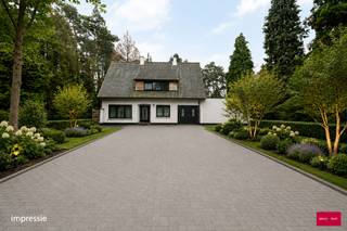 Sfeervolle polyvalente eigendom. Uitzonderlijk gelegen in het groene hart van de woonparkzone in Oud-Turnhout op een riant perceel van 2.865m². Deze tip top verzorgde en vernieuwde woning beschikt bovendien over een polyvalente ruimte die ideaal te gebruiken is als werk, praktijk, ontspanning of bureau ruimtes aan huis. De ruime veranda geeft een heerlijk uitzicht op de zongerichte riante tuin.
De vernieuwde woning beschikt over een ruime entree met gastentoilet, aangename leefruimte, een aparte bureauruimte en een geïnstalleerde keuken voorzien van de nodige inbouwapparatuur. Boven bevinden zich 3 mooie slaapkamers met merendeels ingebouwde kasten alsook een nieuwe badkamer voorzien van inloopdouche, dubbel wastafelmeubel en  toilet. Tevens beschikt de woning over een zolder via vlizotrap.  
Kortom een mooi verzorgd eigendom op een groene locatie met extra mogelijkheden voor wie aan huis wil werken en ontspannen, volledig omheind en voorzien van een automatische poort. Het riante perceel is eveneens toegankelijk via een achter gelegen straatje.
Kenmerken:

- zeer recent gerenoveerd en tip top verzorgd.
- perfect voor polyvalent gebruik of wie ontspanning aan huis zoekt.
- Mogelijkheid voor kangoeroewoning / samengestelde gezinnen.
- conforme elektriciteit.
- prachtige groene ligging nabij natuurgebied met vele wandel- en fietsmogelijkheden.
