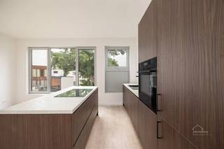 <p>Gerenoveerd appartement met 2 slaapkamers op het Zuid.</p><p>Op een toplocatie in de Grote Beerstraat vindt u dit instapklare appartement waar niets meer aan te doen valt. De volledige renovatie is net afgerond, met nieuwe vloeren, driedubbele beglazing en een vernieuwde elektrische installatie.</p><p>U komt binnen in een aangename leefruimte met open keuken, uitgerust met oven, ingebouwde koelkast en diepvriezer, enkele spoelbak, vaatwasser en inductiekookplaat met geïntegreerde dampkap. Verder beschikt het appartement over 2 slaapkamers, een badkamer, een apart toilet en een afzonderlijke berging met aansluiting voor wasmachine en droogkast.</p><p>Het huidige EPC-label is F. De verkoper voert op eigen kosten nog een volledige dakrenovatie uit, momenteel in afwachting van goedkeuring. Na uitvoering wordt een label van minstens C verwacht. U koopt hier dus een appartement dat energetisch nog aanzienlijk verbetert zonder dat u daar zelf in moet investeren.</p><p>Troeven<br />- Instapklaar, alles is vernieuwd<br />- Driedubbele beglazing voor extra comfort en lager verbruik<br />- Elektrische installatie vernieuwd en gekeurd<br />- Dakrenovatie ten laste van de verkoper<br />- Op wandelafstand van de horeca, winkels en het groen van het Zuid</p><p>Interesse? Contacteer ons voor een bezoek ter plaatse.</p>