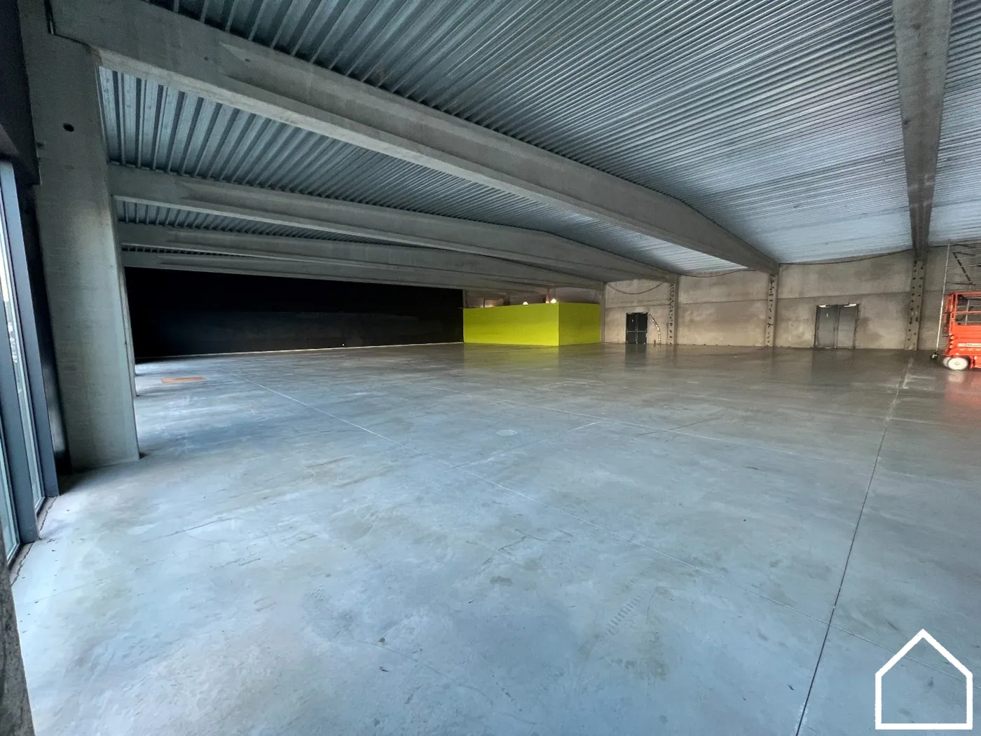 819m² AMBACHTELIJKE KMO-UNIT TE IEPER - foto 3