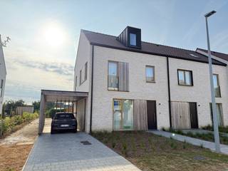 Deze energiezuinige nieuwbouwwoning maakt deel uit van woonproject ’t Park, een groene kindvriendelijke verkaveling vlakbij het station van Tielt. Hier heb je een ideale balans tussen rust, natuur en een vlotte bereikbaarheid.<br /><br />Indeling van het pand: <br />Inkomhal met gastentoilet en toegang tot de leefruimte, open keuken met berging, ruime tuin met terras, nachthal, drie slaapkamers, badkamer, toilet, afgewerkte zolder met vaste trap. <br /><br />Verder beschikt de woning over een carport en een ruim tuinhuis.<br />De woning is onmiddellijk beschikbaar en volledig instapklaar (geschilderd, gordijnen, verlichting,...). <br /><br />’t Park is een rustige, kindvriendelijke omgeving met veel groen, terwijl het station op wandelafstand ligt en woon-werkverkeer eenvoudig maakt.<br /><br />Interesse? Contacteer ons voor uw persoonlijk bezoek!