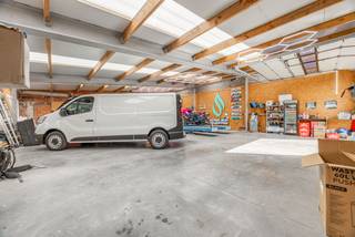 Op zoek naar een woning die wonen en werken moeiteloos combineert? Dan is deze alleenstaande, volledig gelijkvloerse eigendom op een perceel van 661 m² precies wat u zoekt! Deze eigendom combineert hedendaags wooncomfort met tal van mogelijkheden voor wie ruimte zoekt voor een zelfstandige activiteit, opslag of nood heeft aan extra ruimte aan huis.<br /><br />De woning werd gedeeltelijk gerenoveerd en beschikt over een inkomhal met apart toilet, een moderne keuken, lichtrijke woonkamer en een stijlvolle badkamer met inloopdouche en dubbel lavabomeubel. Er zijn momenteel twee comfortabele slaapkamers, met de mogelijkheid tot een derde kamer, ideaal als kinderkamer, bureau of hobbyruimte. Een extra toilet en aparte wasplaats zorgt voor extra praktisch comfort.<br /><br />Aan de voorzijde bevindt zich een commerciële ruimte, momenteel ingericht als kapsalon, perfect voor een vrij beroep of kleine zelfstandige. Er is zelf een gastentoilet voorzien. Achteraan ligt een recent gebouwd magazijn van 190 m², een absolute meerwaarde voor wie op zoek is naar extra werkruimte, opslag of een atelier aan huis.<br /><br />Op vlak van energie en technische voorzieningen zit je hier helemaal goed: de woning beschikt over een warmtepomp, zonnepanelen, een conforme elektrische installatie en een gunstige EPC-score C. De daken werden volledig gerenoveerd, wat de algemene staat van de woning alleen maar versterkt.<br /><br />De buitenruimte is grotendeels ingericht als onderhoudsvriendelijk terras, ideaal voor wie graag buiten vertoeft zonder te moeten investeren in tuinonderhoud. Dankzij de goede verbinding met de snelwegen ben je bovendien overal snel en gemakkelijk.<br /><br />Een unieke kans in Marke voor wie comfortabel wil wonen én werken, met ruimte, privacy en duurzaamheid in één.<br /><br />📞 Interesse? Contacteer ons voor een bezoek en ontdek zelf het potentieel van deze uitzonderlijke eigendom.