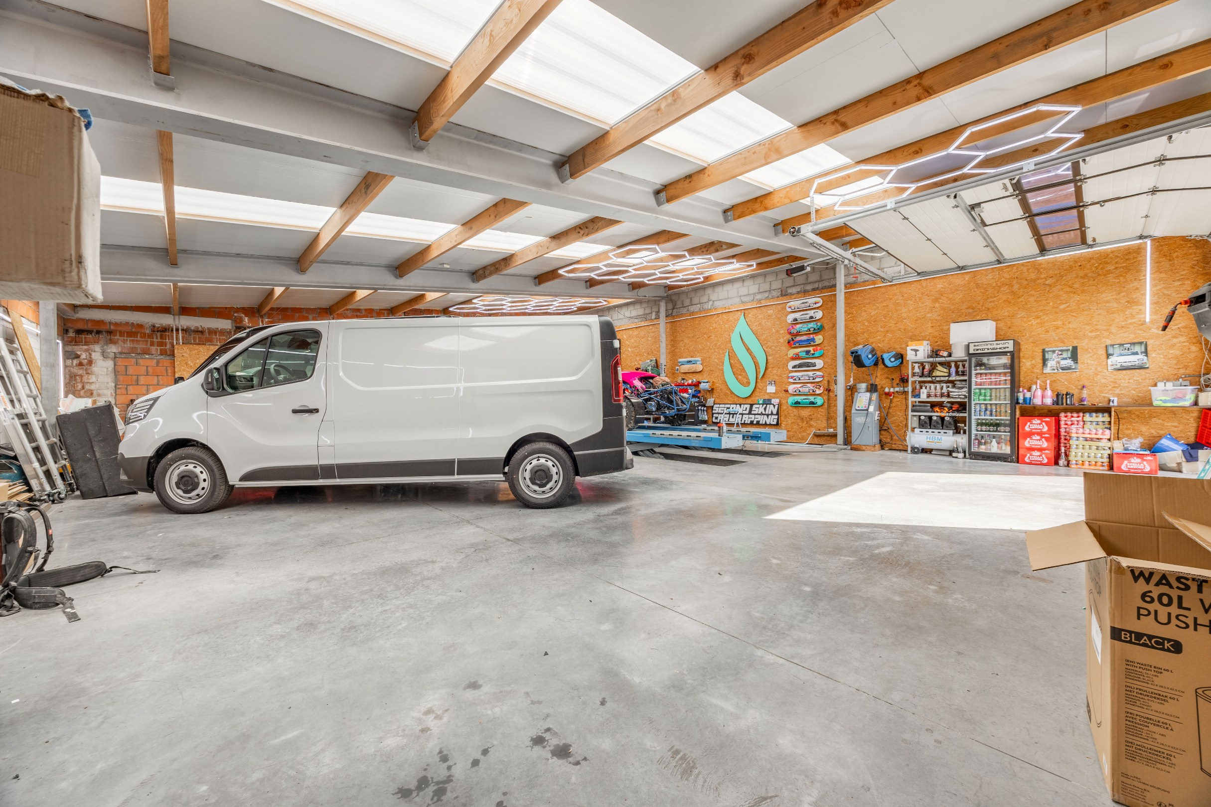 ALLEENSTAANDE GELIJKVLOERSE WONING MET MAGAZIJN EN COMMERCIELE RUIMTE - foto 3