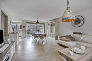 Cette maison prête à emménager est située au cœur de Lauwe, à quelques pas du centre, de divers restaurants, supermarchés, crèches, écoles,... et...