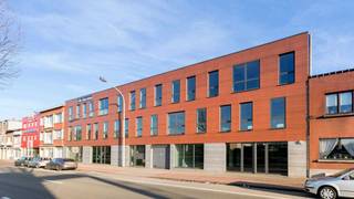 <p><strong><span>ALGEMEEN</span></strong></p>
<p>In The Lofthouse South in Wilrijk wordt een moderne en instapklare kantoorruimte van 283 m² aangeboden op de eerste verdieping.<br />De unit is onmiddellijk beschikbaar en biedt een ideale oplossing voor bedrijven die op zoek zijn naar een kwalitatieve en representatieve werkplek.</p>
<p>De ruimte is gelegen op een strategische locatie langs de A12, vlakbij de E17 en E19, in het populaire Wilrijk. Deze ligging zorgt voor een uitstekende bereikbaarheid en zichtbaarheid.</p>
<p>De unit beschikt over een hoogwaardige technische uitrusting, met aandacht voor functionaliteit en comfort. De moderne afwerking maakt de ruimte geschikt voor uiteenlopende professionele toepassingen.</p>
<p>Extra troef: Ondergrondse parkeerplaatsen zijn beschikbaar voor verhuur.<br /><br /></p>
<p><strong><span>HUURVOORWAARDEN </span></strong></p>
<p>Huurprijs: € 32.545/jaar (€115/m²/jaar)</p>
<p>Provisie gem kosten: € 5.660/jaar (€20/m²/jaar)</p>
<p>Provisie O.V: € 3.396/jaar (€12/m²/jaar)</p>
<p>Parkeerplaats: €1.200/pp/jaar (excl.btw)</p>
<p></p>