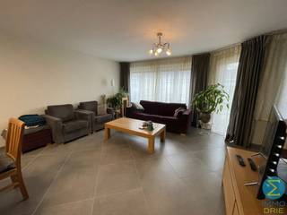 Ruim en instapklaar appartement met 2 slaapkamers en 2 terrassenBij het binnenkomen word je verwelkomd in een inkomhal die toegang biedt tot een...