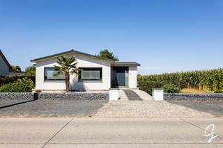 <p><strong><span>Nabij Sleidinge-dorp – centraal wonen met een landelijk dorpsgevoel</span></strong></p>
<p><span>Op een aangename en vlot bereikbare locatie nabij het centrum van Sleidinge vinden we deze </span><strong><span>moderne, gerenoveerde bungalow</span></strong><span>. Dankzij de ligging geniet je van een rustige, landelijke woonomgeving, terwijl belangrijke invalswegen en voorzieningen vlot bereikbaar zijn. Ook het woon-werkverkeer verloopt hierdoor bijzonder aangenaam.</span></p>
<p><span>De woning omvat een </span><strong><span>lichtrijke living</span></strong><span>, een moderne keuken uitgerust met </span><strong><span>AEG-toestellen (2021)</span></strong><span>, </span><strong><span>3 ruime slaapkamers</span></strong><span> en een badkamer met douche en lavabo. Overal zijn rolluiken voorzien.</span></p>
<p><span>Op technisch vlak beschikt de woning onder meer over een </span><strong><span>moderne gevel met spouwmuurisolatie, ventilatie type C en een kruipkelder</span></strong><span>.</span></p>
<p><span>Een absolute troef is de </span><strong><span>zonnige tuin</span></strong><span>, aangevuld met een </span><strong><span>garage</span></strong><span> en een praktisch bijgebouw dat ideaal is als werkruimte, hobbyruimte of extra opslagplaats.</span></p>
<p><span>Daarnaast zijn er </span><strong><span>2 regenputten van respectievelijk 3.000 en 5.000 liter</span></strong><span> aanwezig.</span></p>
<h3><span>Bezoekdagen</span></h3>
<p><strong><span>Zaterdag 29/08 van 9u tot 13u</span></strong><br /><strong><span>Dinsdag 01/09 van 17u tot 19u, mits afspraak</span></strong></p>
<p><span>Interesse in deze instapklare bungalow? Neem gerust contact op voor meer informatie of om uw bezoek in te plannen.</span></p>
<p><strong><span>Simon Coens – Cornelis Goeman</span></strong><br /><span>✉️ </span><span>simon@cornelis-goeman.be</span><br /><span>📞 0478/206.774</span></p>