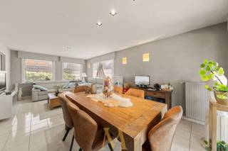 In een rustige en kindvriendelijke woonwijk, op een boogscheut van het centrum van Waregem, bevindt zich deze perfect onderhouden alleenstaande woning. Dankzij de kwalitatieve afwerking, talrijke vernieuwingen en energiezuinige voorzieningen is dit de ideale thuis voor wie op zoek is naar comfort, rust en privacy.<br /><br />Bij het binnenkomen word je verwelkomd in de inkomhal met gastentoilet. De lichtrijke leefruimte met gezellige zithoek en eetplaats sluit naadloos aan op de volledig uitgeruste keuken met kwalitatieve SMEG-toestellen en een stijlvol marmeren werkblad. Vanuit zowel de leefruimte als de keuken geniet je van een vlotte verbinding met het zonnige terras, de tuin en de garage met elektrische sectionaalpoort.<br /><br />Op de verdieping bevinden zich drie ruime slaapkamers, waarvan één met ingebouwde dressing, en een vernieuwde badkamer.<br /><br />Ook buiten is het heerlijk vertoeven. De volledig omheinde tuin biedt maximale privacy en beschikt over een overdekt terras, een stijlvol padouken tuinhuis, een vijver en een extra klinkerterras. De recent geplaatste carport (2024) en ruime oprit zorgen voor voldoende parkeergelegenheid.<br /><br />Bovendien werden de keuken, badkamer, ramen, carport en tuininrichting de voorbije jaren vernieuwd, waardoor de woning volledig instapklaar is.<br /><br />TROEVEN: 19 zonnepanelen (2020), elektrische rolluiken, dimbare verlichting, vliegenramen, regenwaterput van 5.000 liter en EPC-label C. <br /><br />Interesse of een bezoek?<br />Contacteer Maxime Vanneste via 0498 44 78 00 of info@maximevanneste.be.