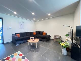 <p>Deze recent gerenoveerde en instapklare woning combineert hedendaags comfort met een praktische indeling en een uitstekende energiescore. Met conforme elektriciteit, een asbestveilig attest, 3 volwaardige slaapkamers en de mogelijkheid tot een 4de kamer, is dit een ideale gezinswoning waar u zonder zorgen meteen uw intrek kunt nemen.</p>

<h3>INDELING</h3>

<p><strong>Gelijkvloers</strong><br />Inkomhal met gastentoilet – lichtrijke leefruimte met open, volledig uitgeruste keuken – garage – terras en tuin.</p>

<p><strong>Eerste verdieping</strong><br />Nachthal – 3 slaapkamers, waarvan 1 met dressing – stijlvolle badkamer (met bad en douche)– toilet.</p>

<p><strong>Tweede verdieping</strong><br />Vaste trap naar de zolderverdieping waar een ruime 4de slaapkamer mogelijk is.</p>

<h3>EXTRA TROEVEN</h3>

<ul><li>Conforme elektriciteit</li><li>Asbestveilig</li><li>Plat dak vernieuwd in 2025</li><li>Boiler van 2021</li><li>Gunstig EPC</li><li>Instapklaar</li><li>Mogelijkheid tot 4 slaapkamers</li></ul>

<p>Een verzorgde woning met ruimte, comfort en moderne voorzieningen, ideaal voor gezinnen of wie op zoek is naar een instapklare thuis met extra mogelijkheden.</p>