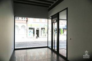 Deze luchtige handelsruimte combineert karakter met een hedendaagse uitstraling. <br />De natuurstenen vloer, zichtbare houten balken en zwarte ramen zorgen voor een stijlvolle look.<br />De lichtkoepel en strakke etalage brengen extra licht en versterken de commerciële aantrekkingskracht.<br /><br />Het pand is momenteel verhuurd aan een kledingzaak. Dat maakt dit een interessante en zorgeloze investering<br /><br />=> Ligging<br />De ligging in het hartje van Maaseik, op wandelafstand van de markt met gezellige restaurantjes en in de nabijheid van winkels, scholen, sportcentra,... is zeker een extra troef. Er is ook een lift en een private kelderberging aanwezig.<br /><br />=> Handelsruimte<br />- Grote etalage met veel visibiliteit<br />- Ruime en open handelsruimte<br />- Twee aparte toiletten<br /><br />=> Kelder: <br />- Private kelderberging van 17,65m²