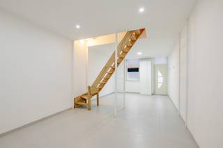 <p>Bent u op zoek naar een energiezuinige, recent vernieuwde woning op een centrale ligging in Temse? Dan is deze charmante rijwoning zeker een bezoek waard.</p><p>Met een bewoonbare oppervlakte van 103 m² biedt deze woning een praktische en doordachte indeling, gecombineerd met hedendaags comfort en een uitstekende energieprestatie (EPC-label A – 87 kWh/m² jaar).</p><p>Indeling</p><p>U betreedt de woning via de lichtrijke leefruimte, die naadloos overgaat in de open keuken. De keuken is strak afgewerkt in wit design en uitgerust met kasten, kookplaat en spoelbak. Dankzij de dakkoepels geniet u hier van aangename natuurlijke lichtinval, wat zorgt voor een open en ruimtelijk gevoel.</p><p>Achteraan bevinden zich een apart gastentoilet en een moderne badkamer met inloopdouche, stijlvol en onderhoudsvriendelijk afgewerkt. Vanuit de keuken heeft u toegang tot het gezellige tuintje.</p><p>Op de eerste verdieping zijn er twee volwaardige slaapkamers. Via een zolderluik bereikt u de ruime en afgewerkte zolderverdieping, ideaal als hobbyruimte, berging of multifunctionele ruimte.</p><p>Troeven:</p><p>EPC-label A (87 kWh/m² jaar)<br />Zonnepanelen aanwezig<br />Instapklaar en hedendaags afgewerkt<br />2 slaapkamers + afgewerkte zolder<br />Centrale ligging nabij winkels, scholen en verbindingswegen<br />Interessant als starterswoning of investering</p><p>Deze woning combineert energiezuinig wonen met een praktische indeling en een aantrekkelijke prijs-kwaliteitverhouding.</p><p>Contacteer Nathan via 0479/93.41.49 of nathan.van.renterghem@immo-zone.be</p>
